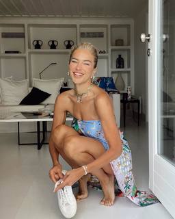 Burcu Esmersoy feet photo thumbnail