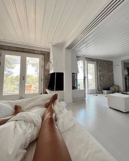 Burcu Esmersoy feet photo thumbnail