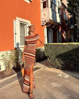 Burcu Esmersoy feet photo thumbnail