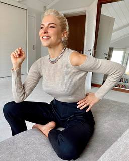 Burcu Esmersoy feet photo thumbnail