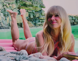 Burcu Esmersoy feet photo thumbnail