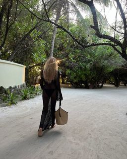 Burcu Esmersoy feet photo thumbnail