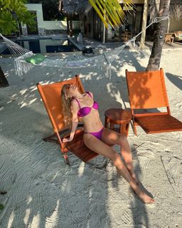 Burcu Esmersoy feet photo thumbnail