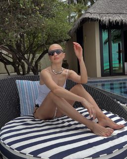 Burcu Esmersoy feet photo thumbnail