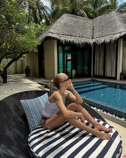 Burcu Esmersoy feet photo thumbnail