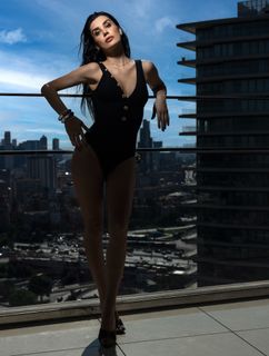Burcu Kiratli feet photo 5