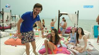 Burcu Özberk feet photo thumbnail