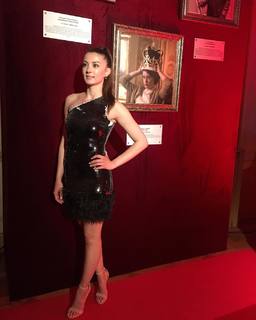 Burcu Özberk feet photo thumbnail