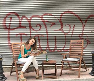 Burcu Özberk feet photo thumbnail