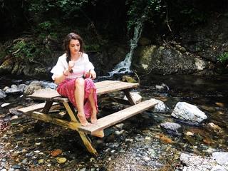 Burcu Özberk feet photo thumbnail