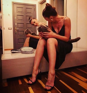 Burcu Özberk feet photo thumbnail