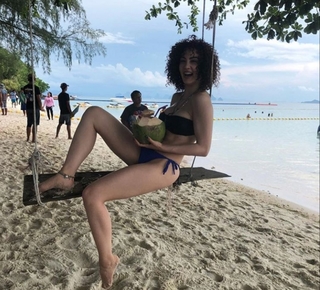 Burcu Özberk feet photo thumbnail