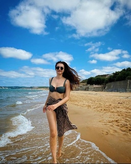 Burcu Özberk feet photo thumbnail