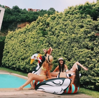 Burcu Özberk feet photo thumbnail