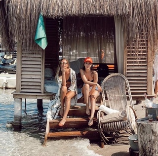 Burcu Özberk feet photo thumbnail