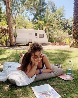 Burcu Özberk feet photo thumbnail