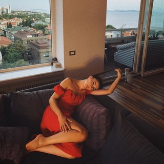 Burcu Özberk feet photo thumbnail
