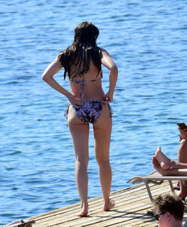 Burcu Özberk feet photo thumbnail