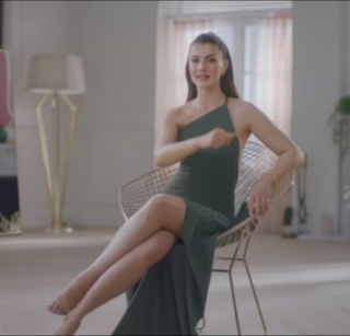 Burcu Özberk feet photo thumbnail