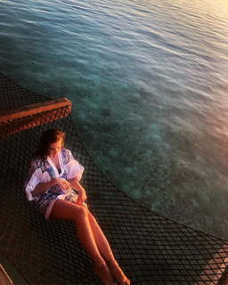 Burcu Özberk feet photo thumbnail