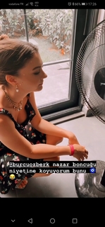 Burcu Özberk feet photo thumbnail