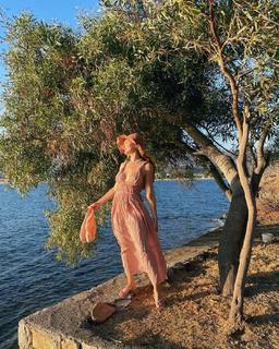 Burcu Özberk feet photo thumbnail