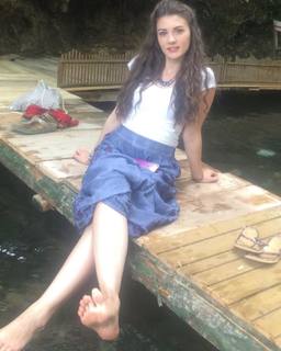 Burcu Özberk feet photo thumbnail