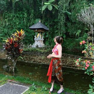 Burcu Özberk feet photo thumbnail