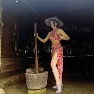 Burcu Özberk feet photo thumbnail