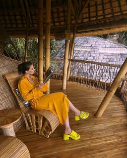 Burcu Özberk feet photo thumbnail