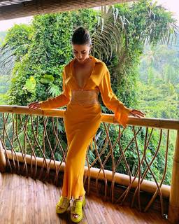 Burcu Özberk feet photo thumbnail