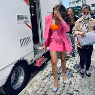 Burcu Özberk feet photo thumbnail