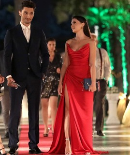 Burcu Özberk feet photo thumbnail
