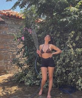 Burcu Özberk feet photo thumbnail