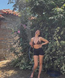 Burcu Özberk feet photo thumbnail