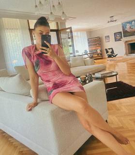 Burcu Özberk feet photo thumbnail