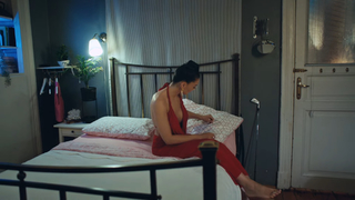 Burcu Özberk feet photo thumbnail