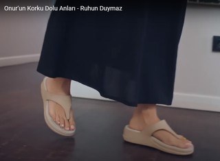 Burcu Özberk feet photo thumbnail