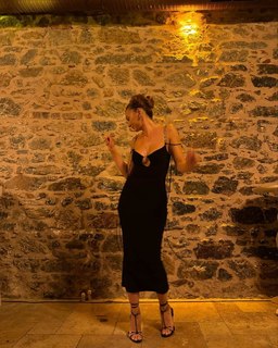 Burcu Özberk feet photo thumbnail