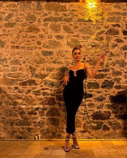 Burcu Özberk feet photo thumbnail