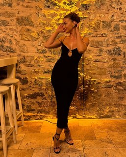 Burcu Özberk feet photo thumbnail