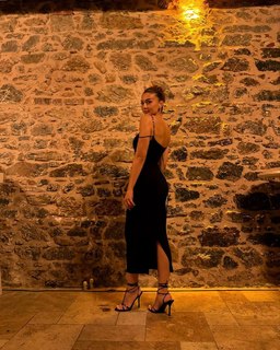 Burcu Özberk feet photo thumbnail