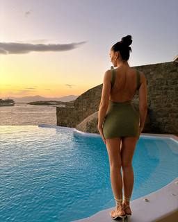 Burcu Özberk feet photo thumbnail