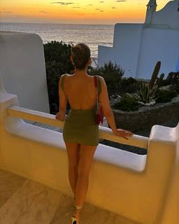 Burcu Özberk feet photo thumbnail