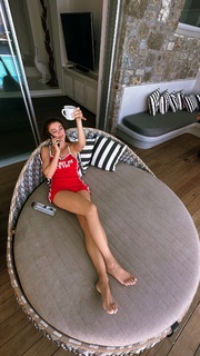 Burcu Özberk feet photo thumbnail