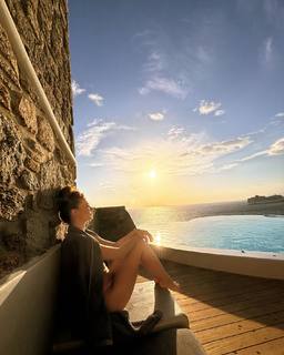 Burcu Özberk feet photo thumbnail