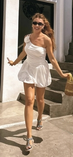 Burcu Özberk feet photo thumbnail