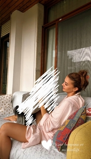 Burcu Özberk feet photo thumbnail