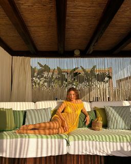 Burcu Özberk feet photo thumbnail