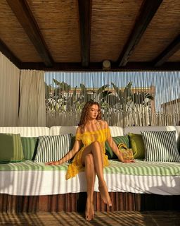 Burcu Özberk feet photo thumbnail